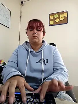 Snapshot of AliceScoot_ chatting on 05-09-26, 05:18 AliceScoot online show from 05-09-26, 05:18