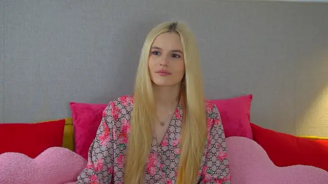 Snapshot of LeaLamour chatting on 05-18-26, 06:14 LeaLamour online show from 05-18-26, 06:14