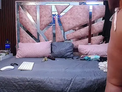 scarletjonescl202 online show from 04-15-26, 04:03