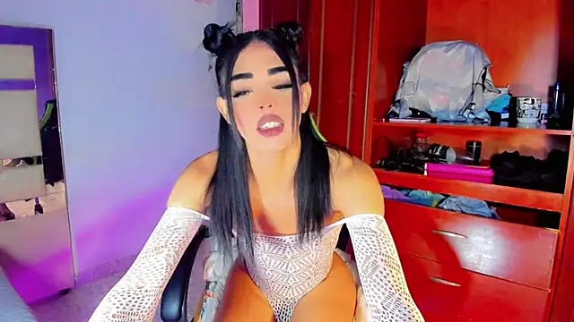 Naomisaenz01 online show from 06-24-26, 10:31