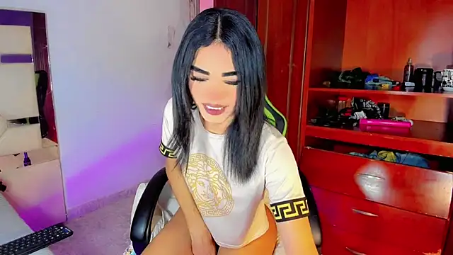 Naomisaenz01 online show from 06-26-26, 05:50
