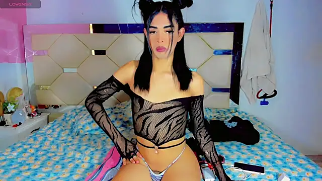 Naomisaenz01 online show from 07-28-26, 04:05