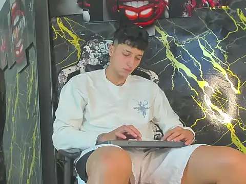 Snapshot of eithan_boy_ chatting on 05-15-26, 11:39 eithan boy online show from 05-15-26, 11:39
