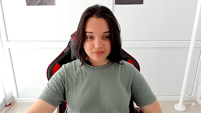 Snapshot of Caroline_cutte chatting on 05-19-26, 06:53 Caroline cutte online show from 05-19-26, 06:53