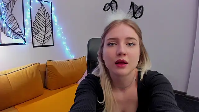 Snapshot of Liacandy_ chatting on 04-18-26, 01:42 Liacandy online show from 04-18-26, 01:42