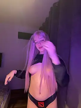 Yui and Raiden online show from 04-11-26, 04:22