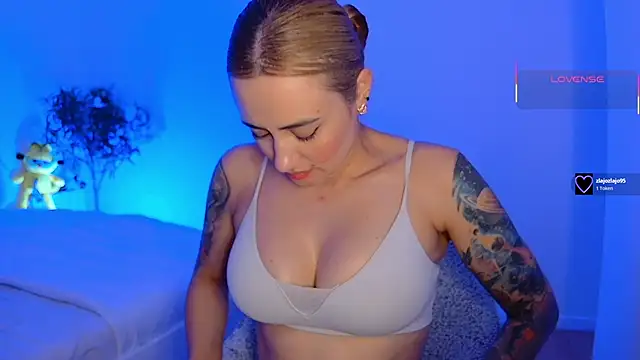 Snapshot of pennyyy_ chatting on 06-20-26, 02:20 pennyyy online show from 06-20-26, 02:20