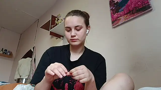 Snapshot of RoxanneStuard chatting on 04-14-26, 09:04 RoxanneStuard online show from 04-14-26, 09:04