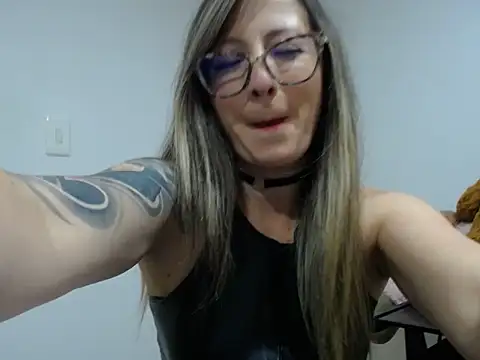 Snapshot of VALELUXX chatting on 04-24-26, 11:18 VALELUXX online show from 04-24-26, 11:18