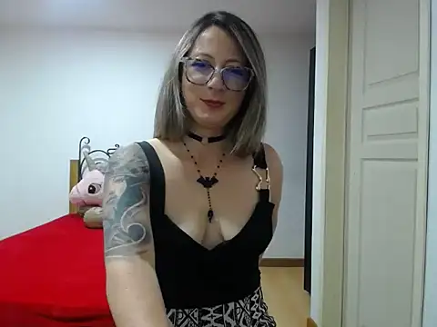 Snapshot of VALELUXX chatting on 04-26-26, 01:58 VALELUXX online show from 04-26-26, 01:58