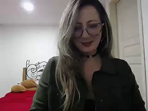 Snapshot of VALELUXX chatting on 05-01-26, 04:28 VALELUXX online show from 05-01-26, 04:28