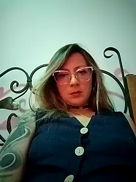Snapshot of VALELUXX chatting on 05-03-26, 03:45 VALELUXX online show from 05-03-26, 03:45