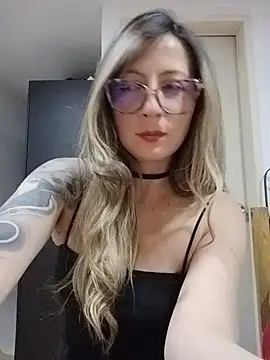Snapshot of VALELUXX chatting on 05-16-26, 02:19 VALELUXX online show from 05-16-26, 02:19