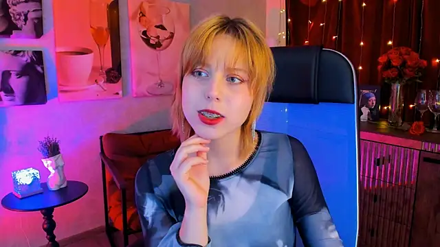 Snapshot of VivienneHebert chatting on 04-19-26, 09:52 VivienneHebert online show from 04-19-26, 09:52