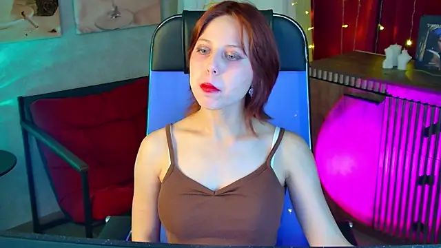 Snapshot of VivienneHebert chatting on 05-17-26, 06:55 VivienneHebert online show from 05-17-26, 06:55