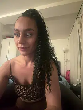 Snapshot of CurlyRouge chatting on 05-19-26, 09:43 CurlyRouge online show from 05-19-26, 09:43