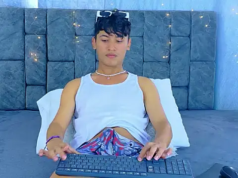 IhanKing online show from 05-10-26, 01:38
