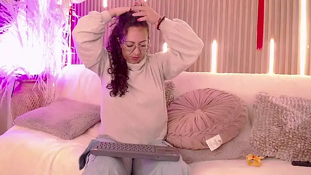 Velvet Curly online show from 05-23-26, 12:20
