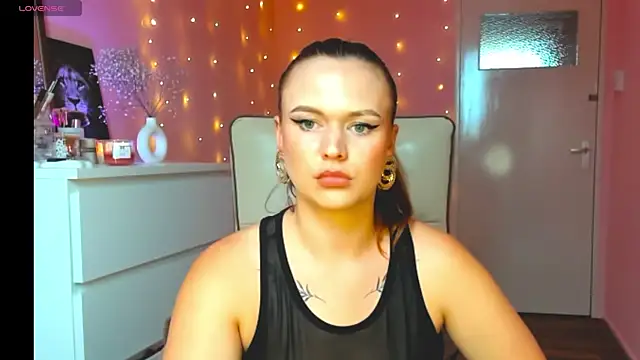 Snapshot of SweetLikaaa chatting on 06-05-26, 04:13 SweetLikaaa online show from 06-05-26, 04:13