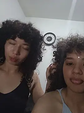 Chloe and Violeta online show from 04-24-26, 07:49