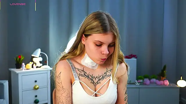 Snapshot of LesleeOpenshaw chatting on 04-14-26, 02:45 LesleeOpenshaw online show from 04-14-26, 02:45