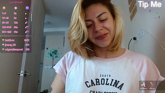 Snapshot of aprildumont chatting on 07-04-26, 12:33 aprildumont online show from 07-04-26, 12:33