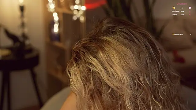 Snapshot of Lady--M chatting on 04-16-26, 11:18 Lady--M online show from 04-16-26, 11:18