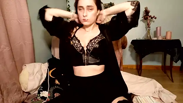 Snapshot of missclochette chatting on 06-17-26, 12:18 missclochette online show from 06-17-26, 12:18