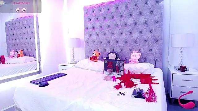 Snapshot of Zoe_M00n chatting on 06-15-26, 07:27 Zoe M00n online show from 06-15-26, 07:27