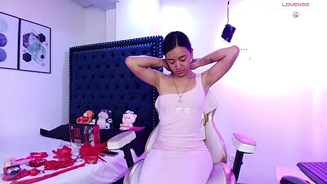 Snapshot of Zoe_M00n chatting on 06-18-26, 01:15 Zoe M00n online show from 06-18-26, 01:15