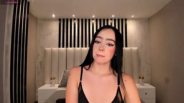 Snapshot of PaulineSanz chatting on 06-19-26, 07:17 PaulineSanz online show from 06-19-26, 07:17