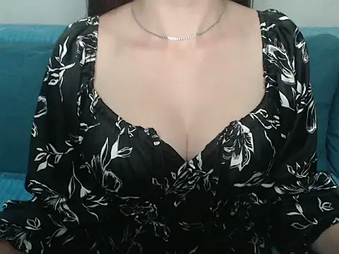 Snapshot of Evelyn_Fannie chatting on 06-22-26, 08:39 Evelyn Fannie online show from 06-22-26, 08:39