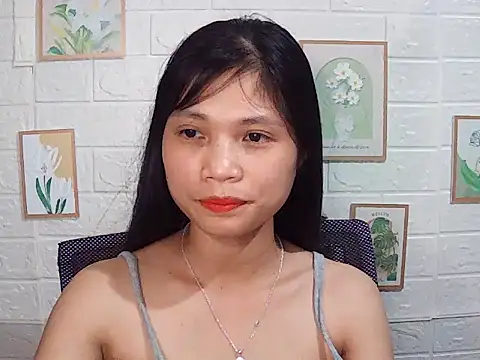 Snapshot of -Lucie-e chatting on 05-15-26, 07:26 -Lucie-e online show from 05-15-26, 07:26