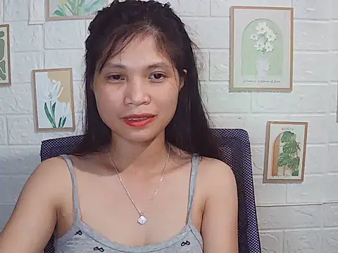 Snapshot of -Lucie-e chatting on 05-17-26, 01:18 -Lucie-e online show from 05-17-26, 01:18