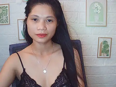Snapshot of -Lucie-e chatting on 05-18-26, 04:07 -Lucie-e online show from 05-18-26, 04:07