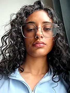 Valentinalau online show from 04-18-26, 07:07