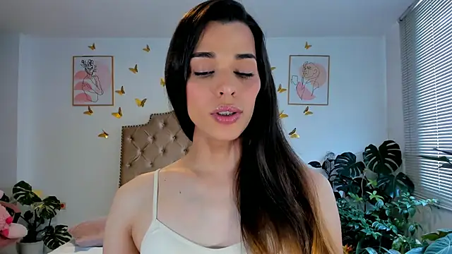 Snapshot of bella_grego chatting on 06-10-26, 05:45 bella grego online show from 06-10-26, 05:45