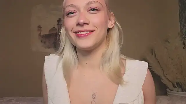 Snapshot of KaraLiin chatting on 05-20-26, 04:24 KaraLiin online show from 05-20-26, 04:24