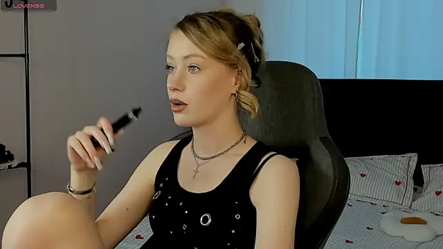 EvaHamilton online show from 05-03-26, 01:11