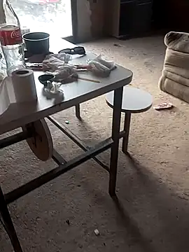  - - -larissa - - - online show from 04-21-26, 09:37