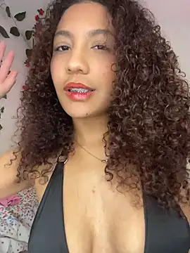 Snapshot of Daphnne_Curly chatting on 06-19-26, 01:32 Daphnne Curly online show from 06-19-26, 01:32