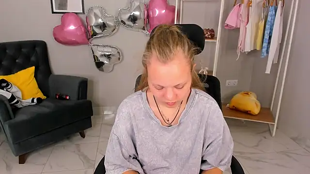 Ellen Mafour online show from 04-21-26, 10:54