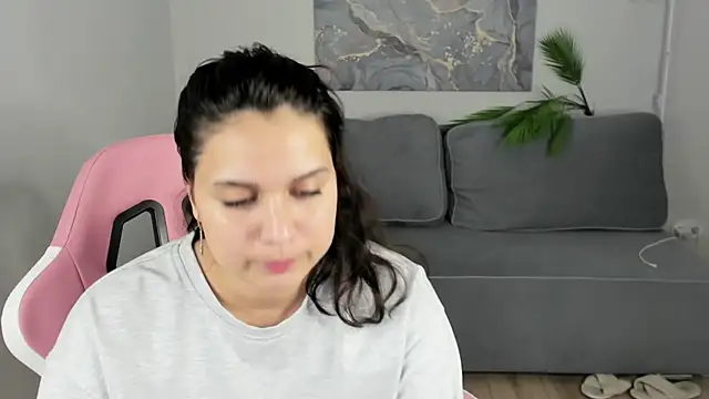 Snapshot of Vivien_Ross chatting on 05-18-26, 04:13 Vivien Ross online show from 05-18-26, 04:13