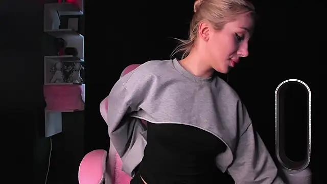 Lyra Viel online show from 05-18-26, 04:13
