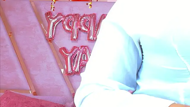 Snapshot of TiannahGlow chatting on 05-14-26, 12:23 TiannahGlow online show from 05-14-26, 12:23