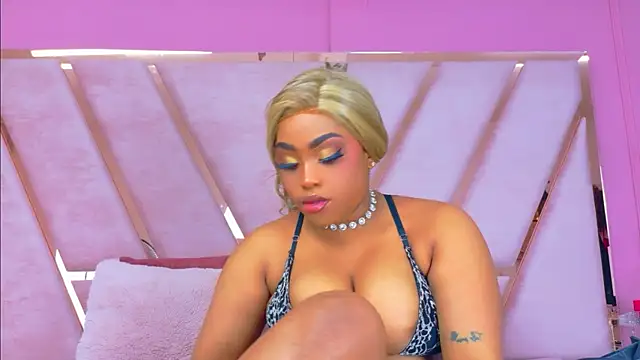 Snapshot of TiannahGlow chatting on 05-16-26, 12:26 TiannahGlow online show from 05-16-26, 12:26