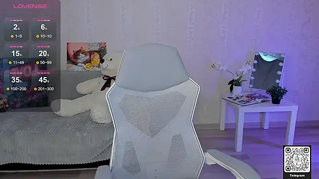 LinnLove online show from 05-15-26, 07:04