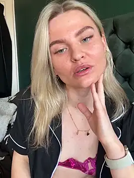 kinkykitty21 online show from 04-22-26, 10:06