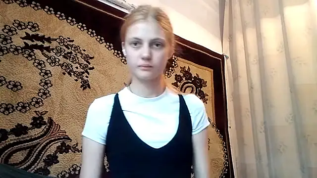 Snapshot of LunaLaday chatting on 05-18-26, 02:40 LunaLaday online show from 05-18-26, 02:40