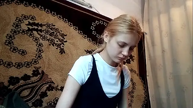 Snapshot of LunaLaday chatting on 05-18-26, 04:07 LunaLaday online show from 05-18-26, 04:07